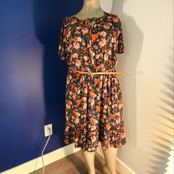 Short Sleeve Belted Dress - Picture 2 of 8